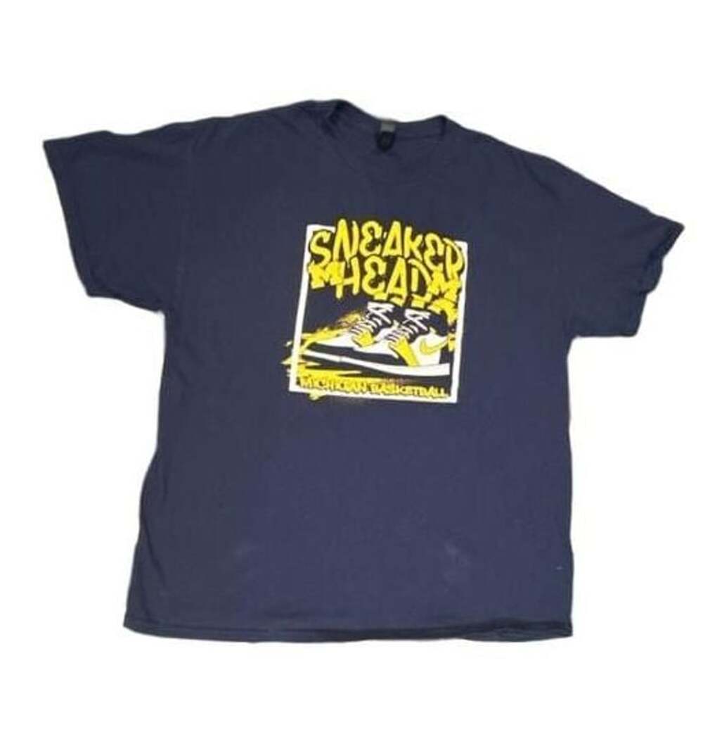 Gildan Sneakerhead Michigan Basketball T-Shirt Size XL Navy Blue
